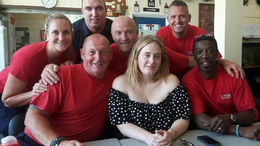 Zangeres Adele drinkt kop thee met brandweer Londen