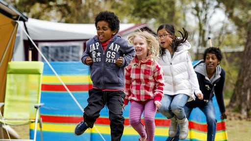 Twee uur per dag buitenspelen vermindert kans op bijziendheid bij kinderen