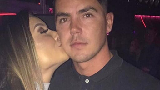 Ex On The Beachs Jeffrey heeft het 'gezellig' met brutale tweelingzusjes