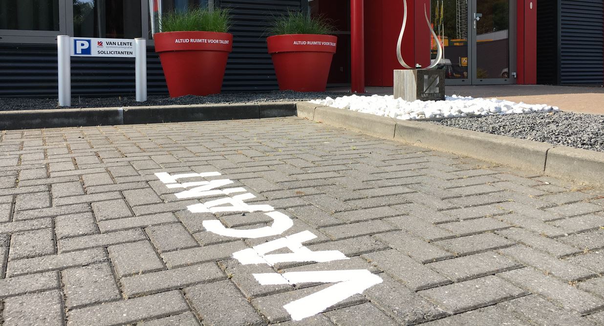 Personeelstekort? Bedrijf geeft sollicitanten parkeerplaats van de baas