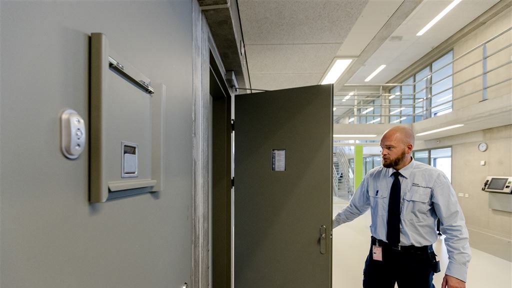 (Levens)lang in de cel, wat doet dat met een mens?