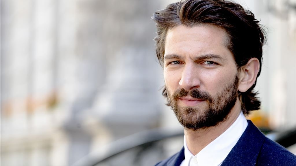 Michiel Huisman smeedt ijzer nu het heet is