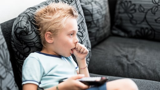 Je kind zomervakantie, jij op werk: wanneer kun je je kind alleen thuislaten?