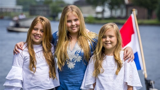 Van schattige prinsessen tot jonge vrouwen: Amalia, Alexia en Ariane door de jaren heen op Koningsdag