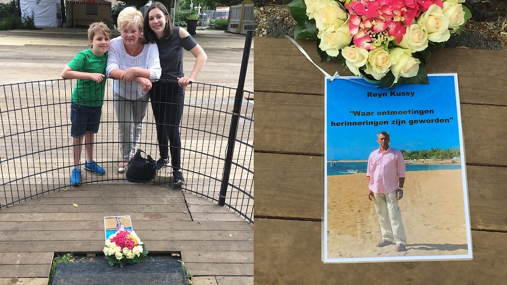De zoon, moeder en dochter van Stef een paar jaar geleden bij het monument voor zijn vader.
