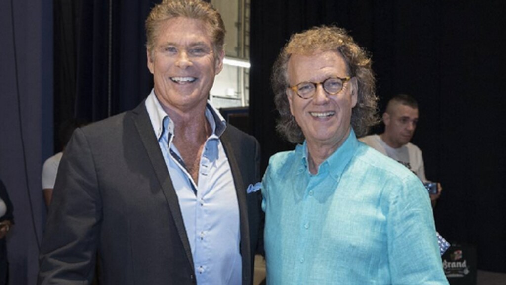 Foto's: André Rieu verrast David Hasselhoff met taart