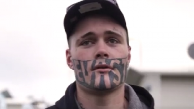 Mark (19) met grote gezichtstattoo heeft nu toch een baan 