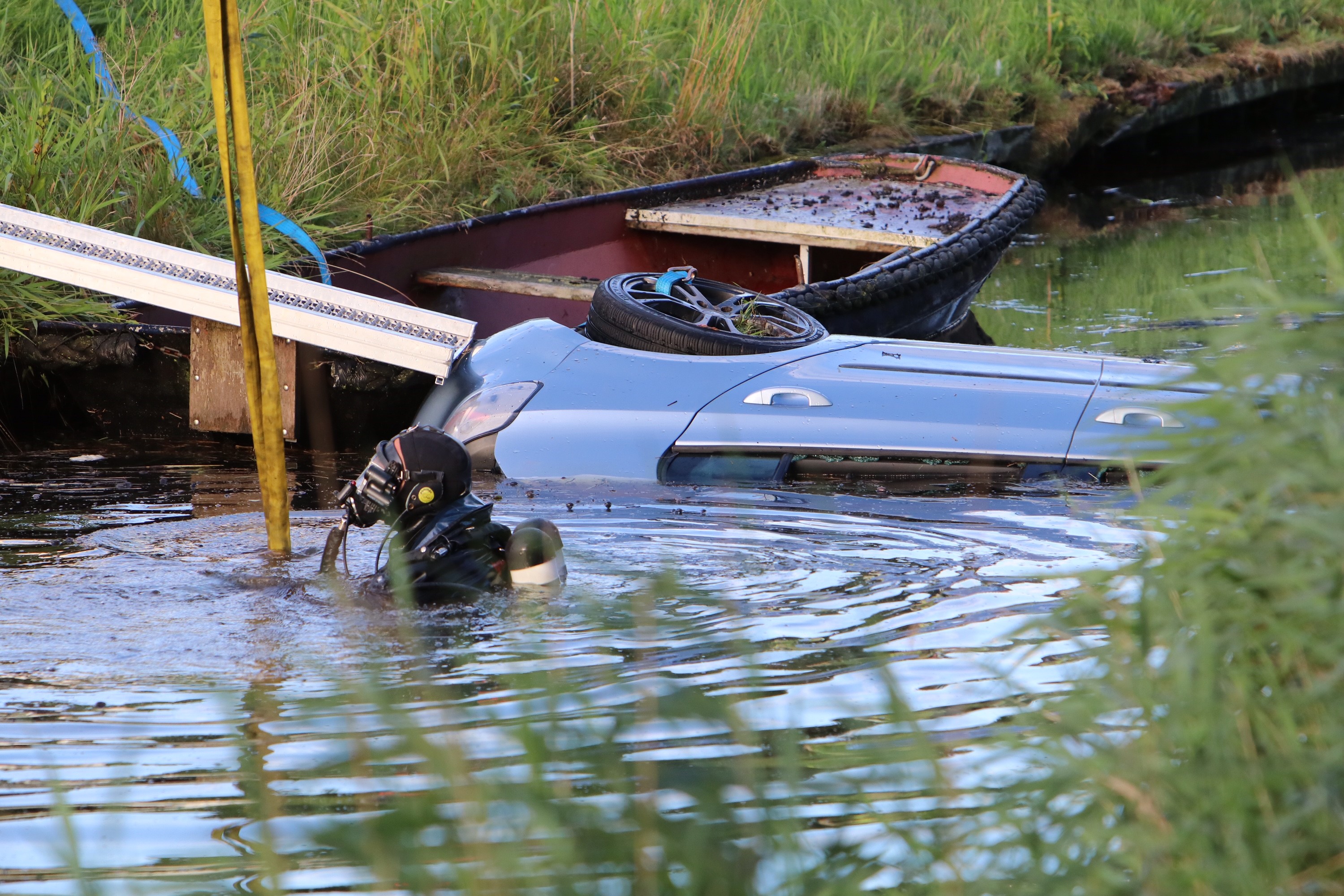 Auto met zes inzittenden te water in Friesland