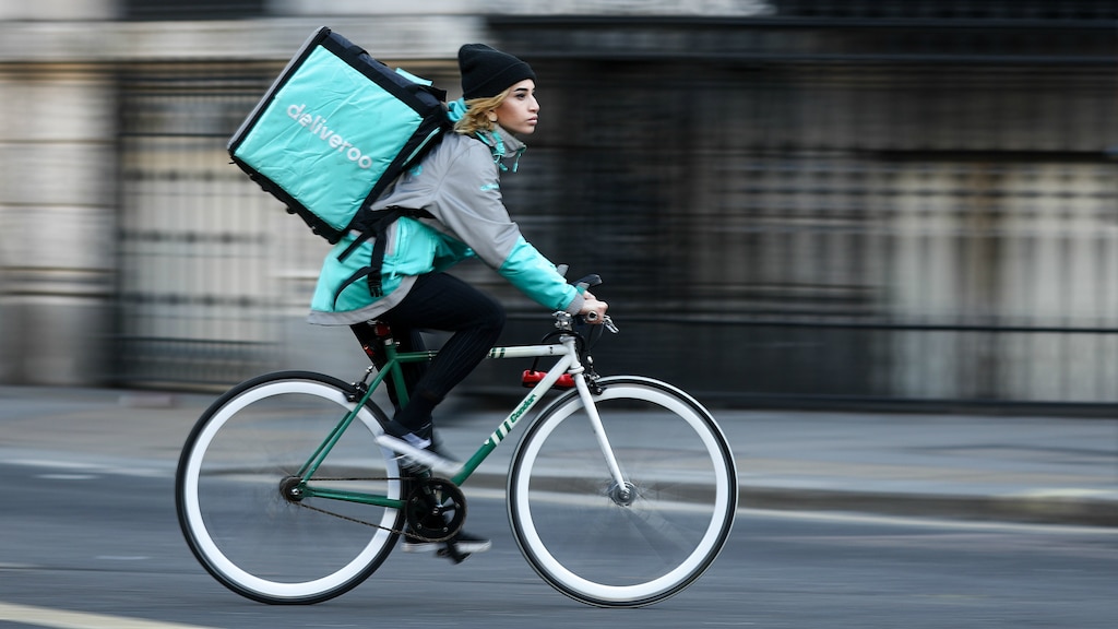 Slechte behandeling bezorgers zet beursgang Deliveroo onder druk