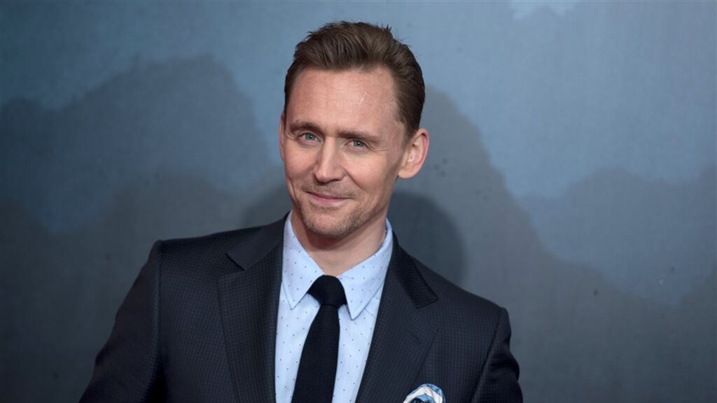 Tom Hiddleston gaat in theater Hamlet spelen