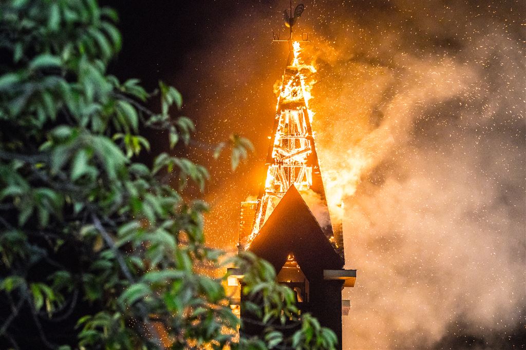 Kerk Rotterdam grotendeels verwoest door brand | RTL Nieuws | RTL.nl