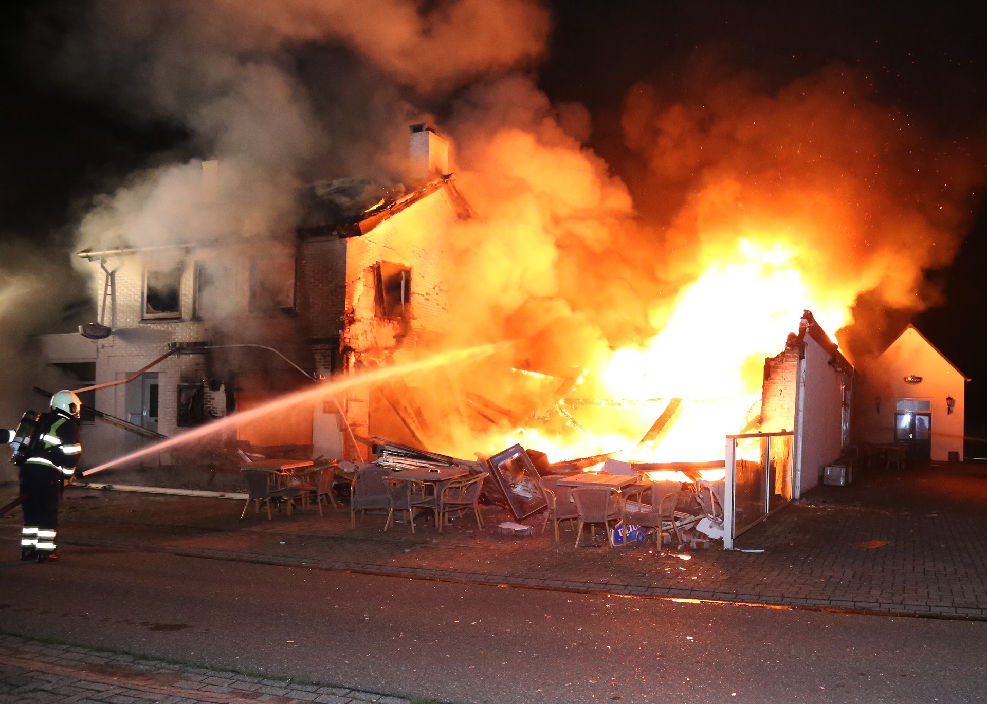 Café Overlangel verwoest door grote brand