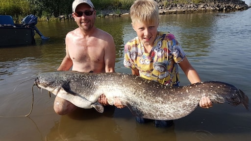 Ryan (11) vangt enorme meerval van 178 cm