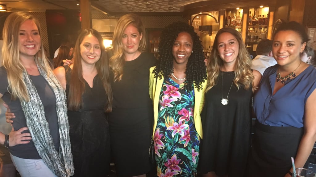 Een avond, zes afspraakjes: meisjes zetten serie-dater voor schut op Twitter