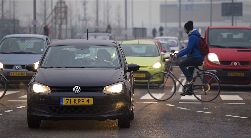 Nederlander leeft 13 maanden korter door vieze lucht, Milieudefensie stapt naar rechter