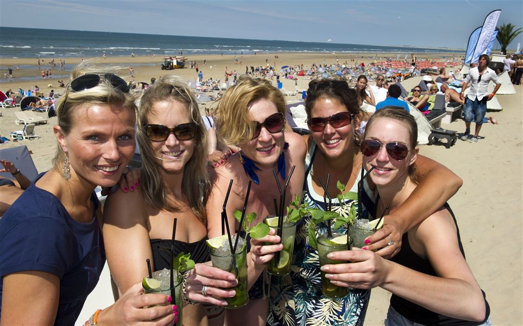 Bloemendaal wil paal en perk stellen aan grote strandfeesten