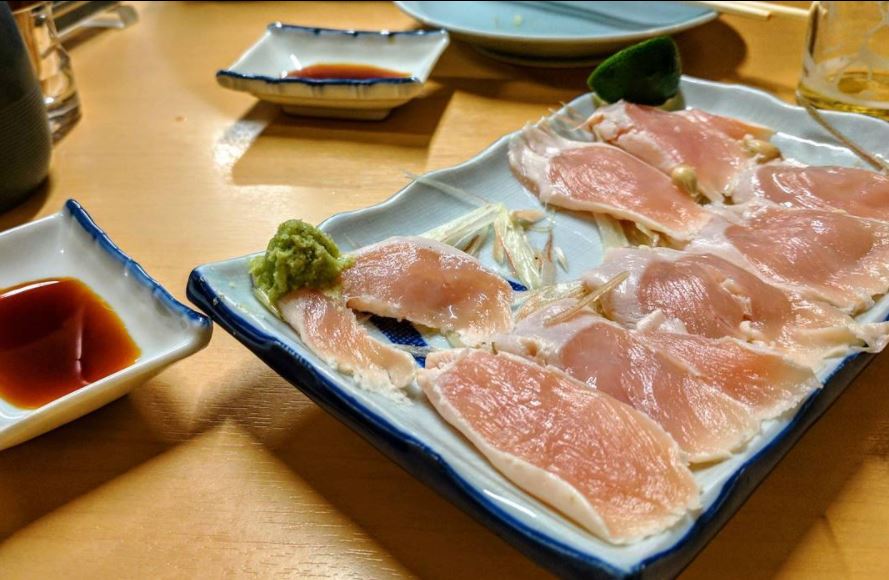 Rauwe kip-sushi is een hit in Japan: 'Je kunt er flink ziek van worden'