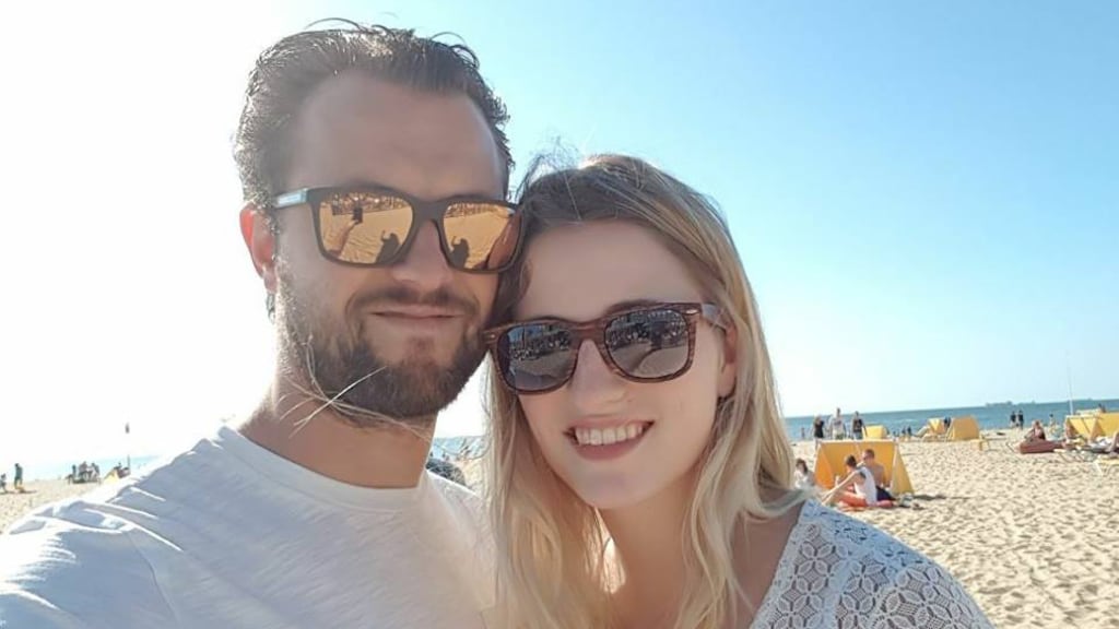 Burendag: Rowy trouwt met haar buurjongen