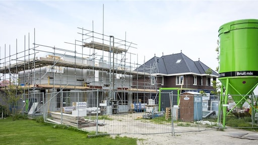 Je nieuwe huis staat in de steigers; wanneer moet je je huidige huis verkopen?