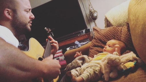 Video: Jon Karthaus zingt duet met zoontje Otis