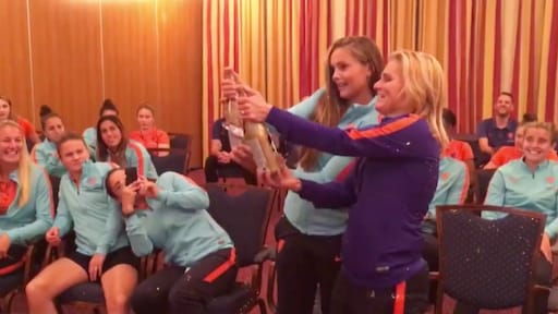 Lieke Martens viert overwinning met andere Leeuwinnen