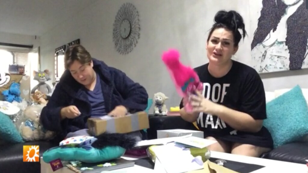 Louisa en Rosanna in blijde verwachting: unboxing babycadeautjes