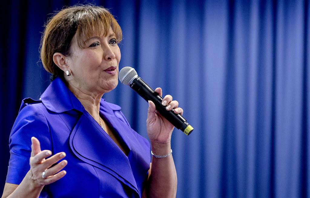 Songfestivaljurken Sandra Reemer leveren 900 euro op