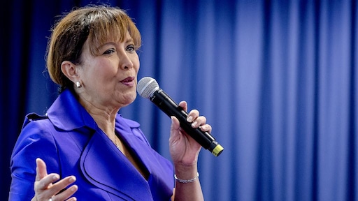 Songfestivaljurken Sandra Reemer leveren 900 euro op