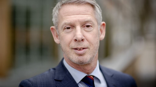 Strafzaak tegen PowNed over beelden Onno Hoes door fout uitgesteld