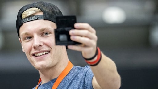 Enzo Knol gaat volledig naakt
