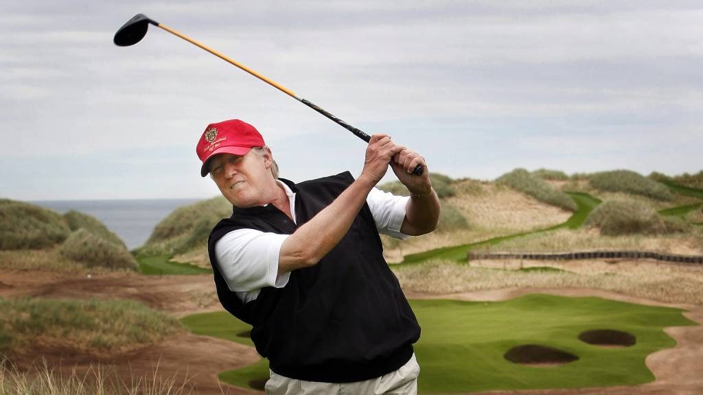 Trump slaat een balletje met Tiger Woods