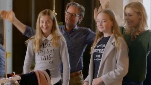 Froukje de Both steekt twee zussen een hart onder de riem