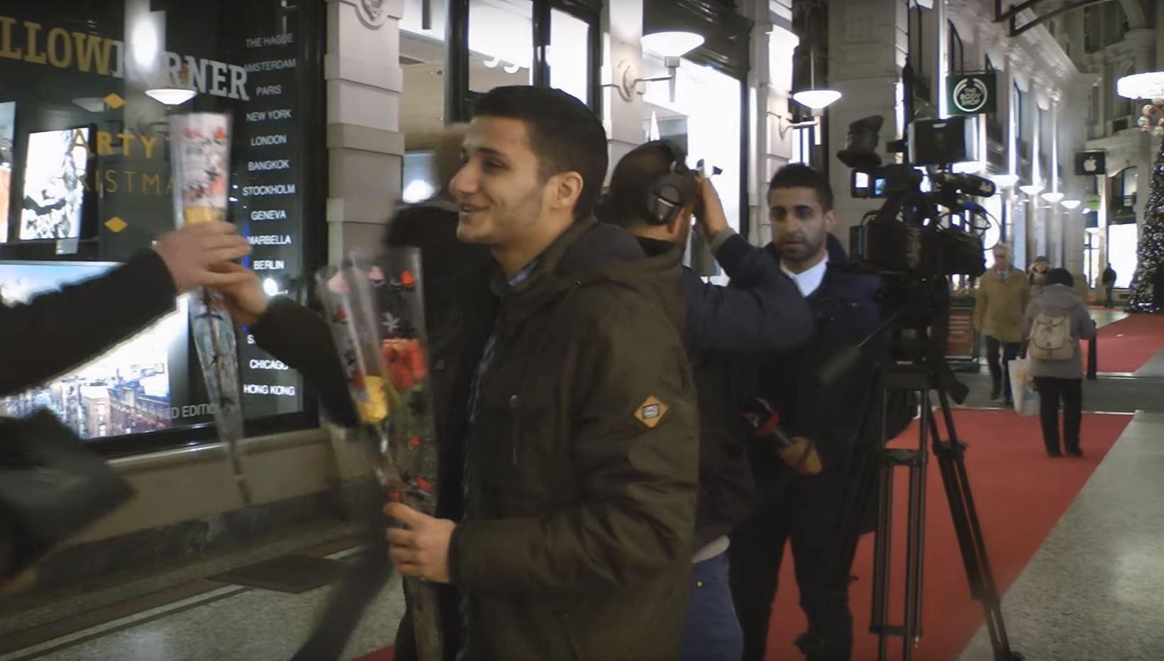 Moslimjongeren delen rozen uit: 'We willen de wereld laten zien dat het echt kan samen'