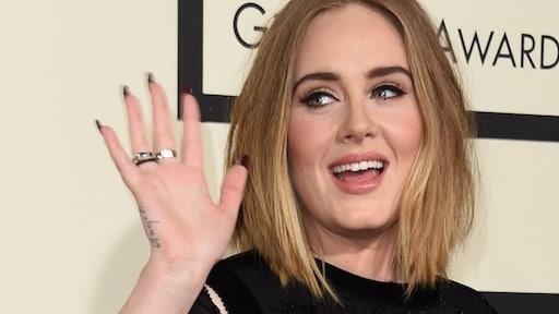 Adele showt met grote glimlach haar afgeslankte figuur