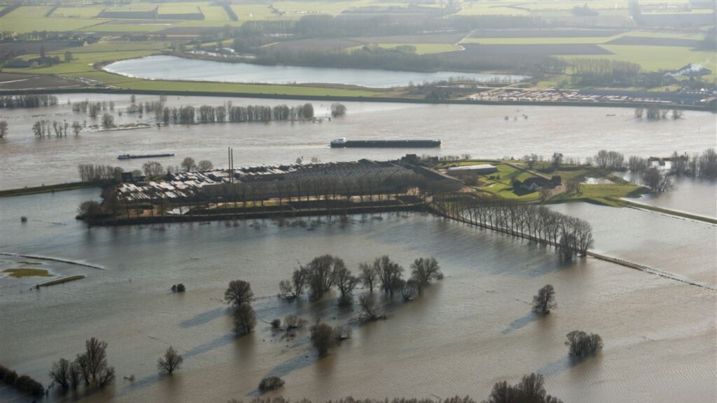 Waterstand in Rijn loopt op, Rijkswaterstaat houdt rivier continu in de ...
