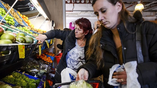 Aantal mensen in bijstand daalt, maar ouderen komen nog steeds niet aan een baan