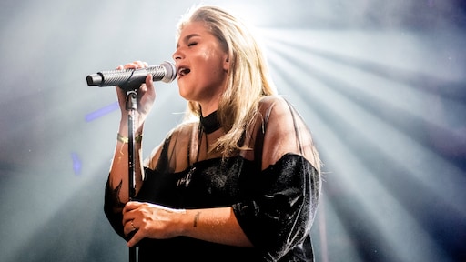 Roxeanne Hazes' kleine jongen beweegt erop los