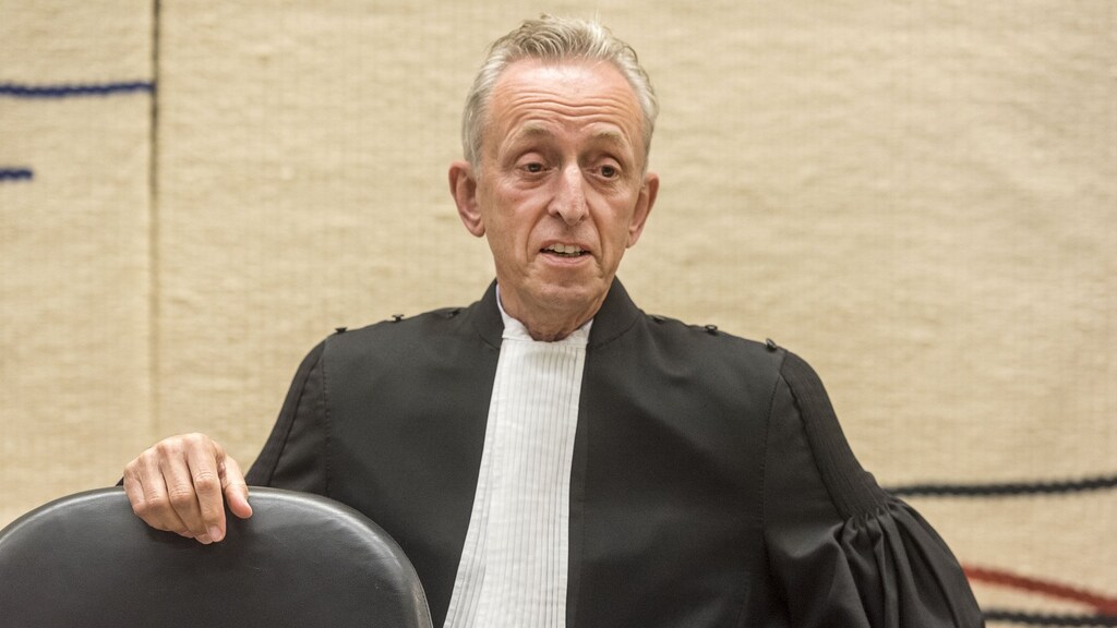 Rechtbank-voorzitter Frank Wieland kijkt naar Holleeder