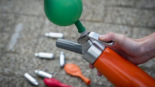 Gemeenten doen lachgas op Koningsdag in de ban