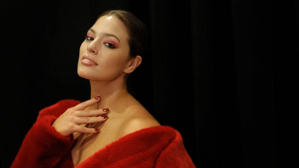 Ashley Graham topless voor Sports Illustrated