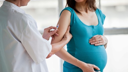 'Inenten tijdens de zwangerschap, ben je gek?' Deskundigen reageren