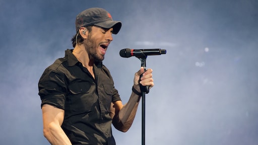 Enrique Iglesias showt pasgeboren zoontje