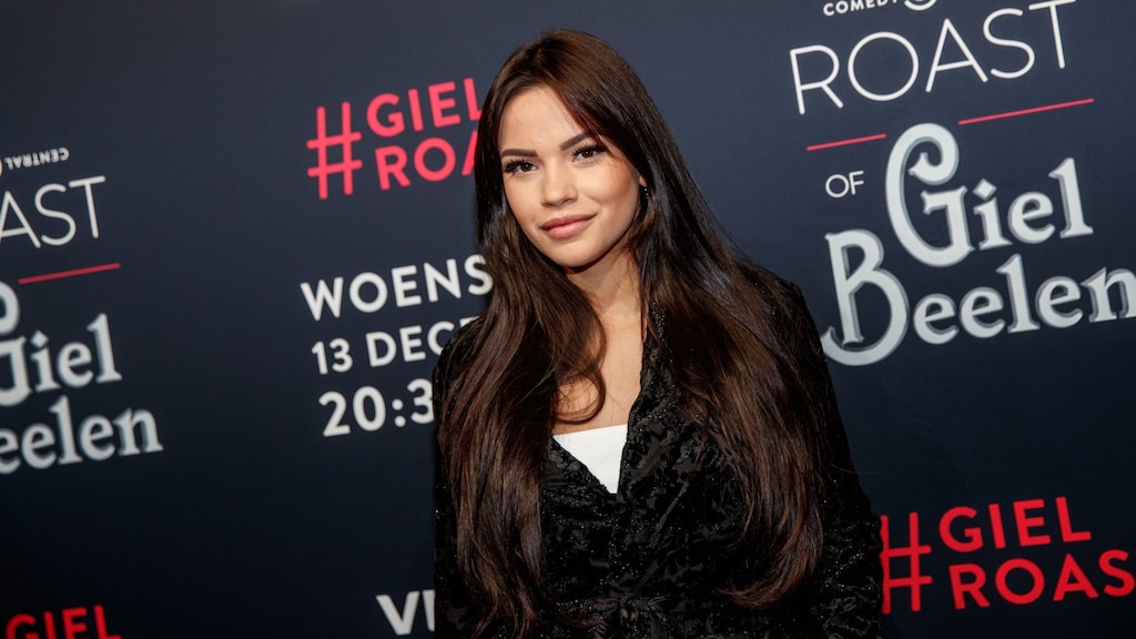 Monica Geuze showt babybuik