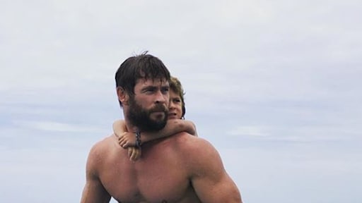 Schattig! Knappe Chris Hemsworth surft met dochtertje op zijn rug