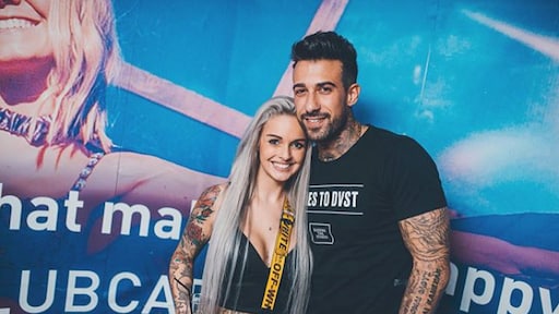 Pommeline laat emotionele tattoo zetten door Fabrizio