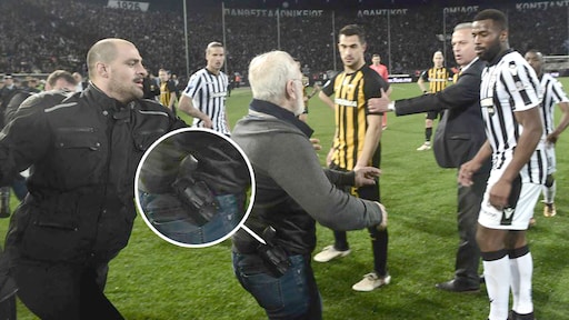 Ophef om afgekeurde goal, pistool op het veld: Griekse minister is klaar met voetbal