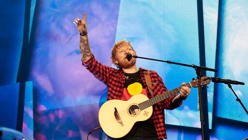 Ed Sheeran geeft midden op straat een optreden