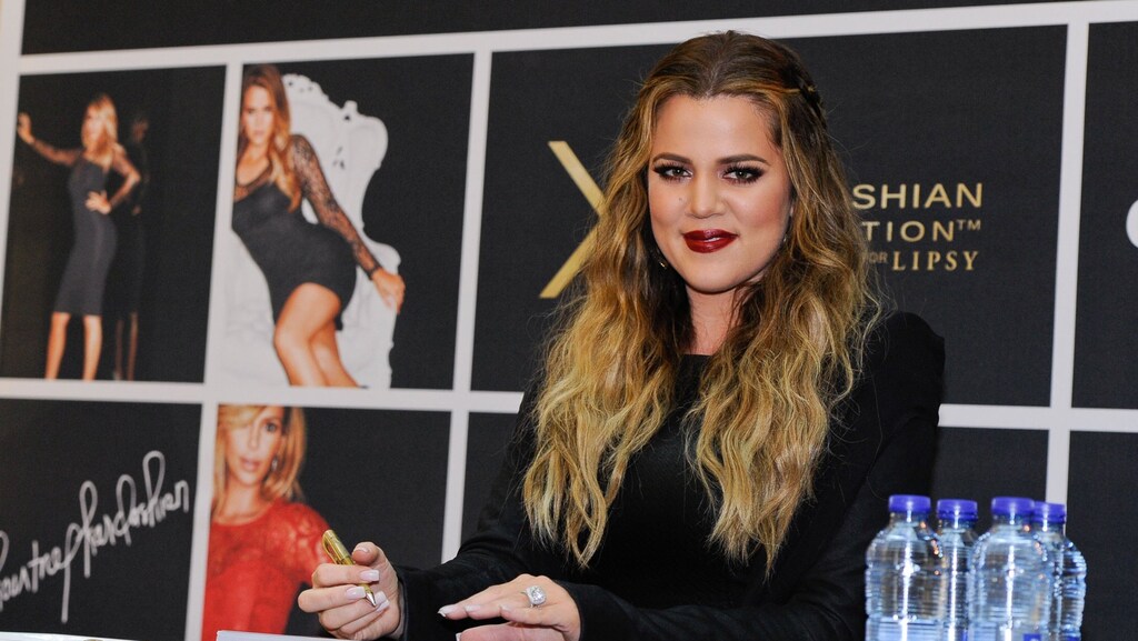 Hoogzwangere Khloe Kardashian uit de kleren