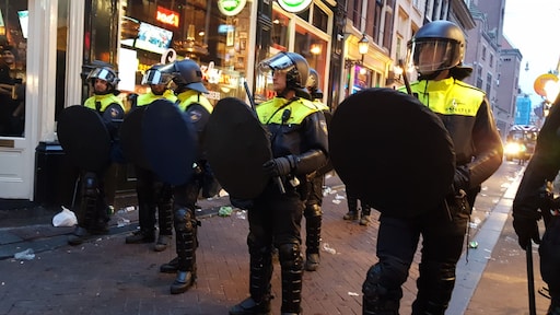 Britse voetbalfans misdragen zich op de Wallen, ME grijpt in