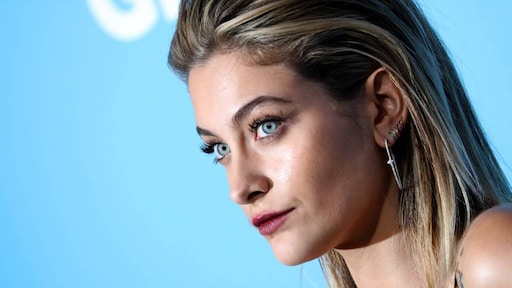 Paris Jackson en Cara Delevingne kussend gespot